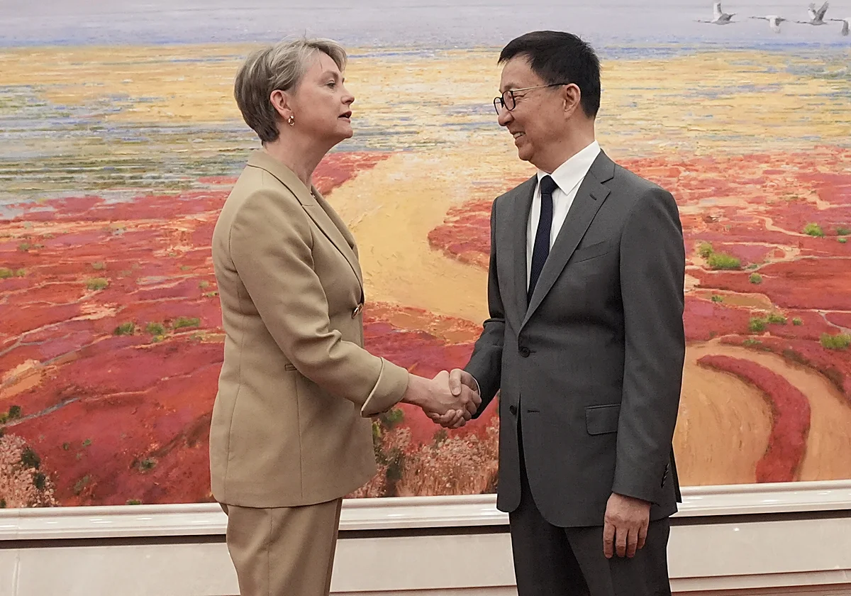 La ministra de Exteriores se desmarca de Mandelson y agrava la crisis en el Gobierno del Reino Unido