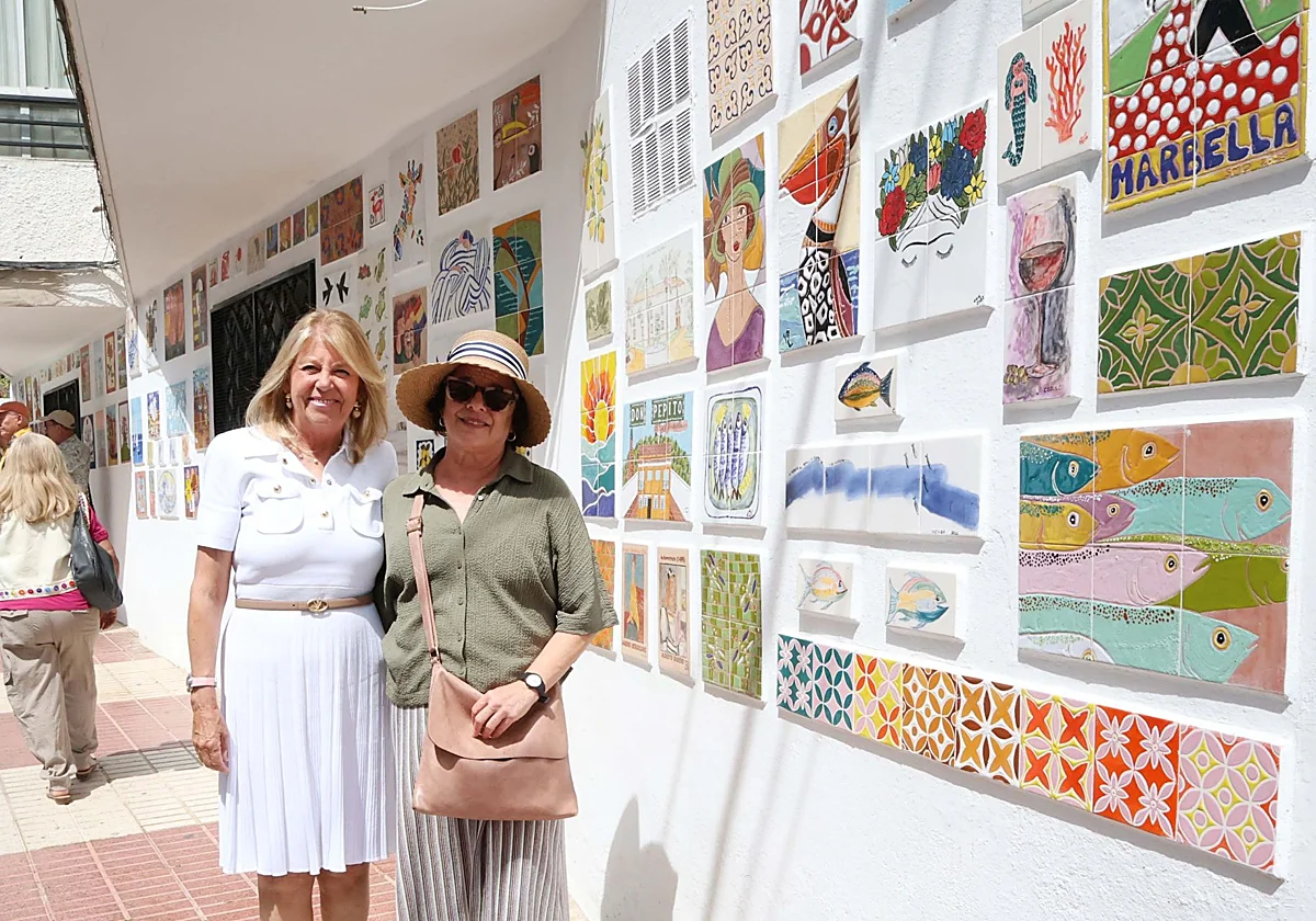 Los alumnos del taller de cerámica de Marbella realizan un mural en el barrio de Miraflores