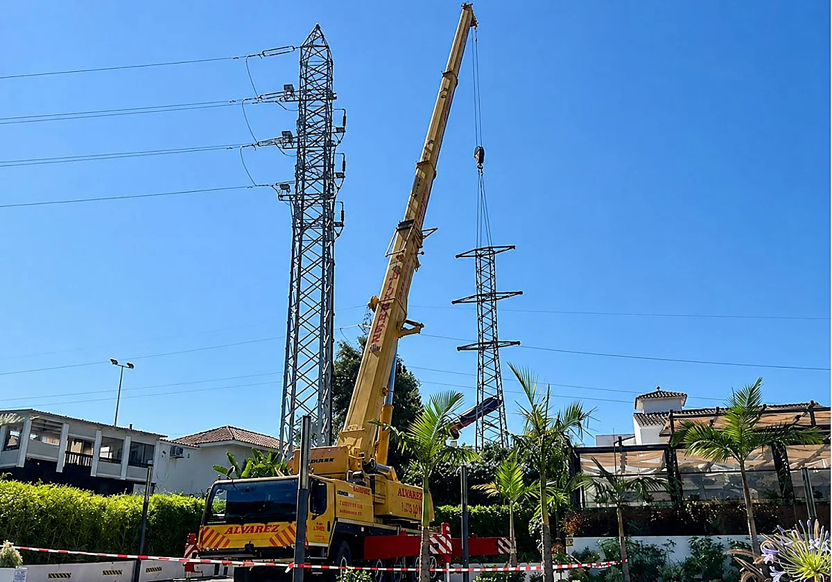 Work begins to remove six high-voltage pylons in Nueva Andalucía