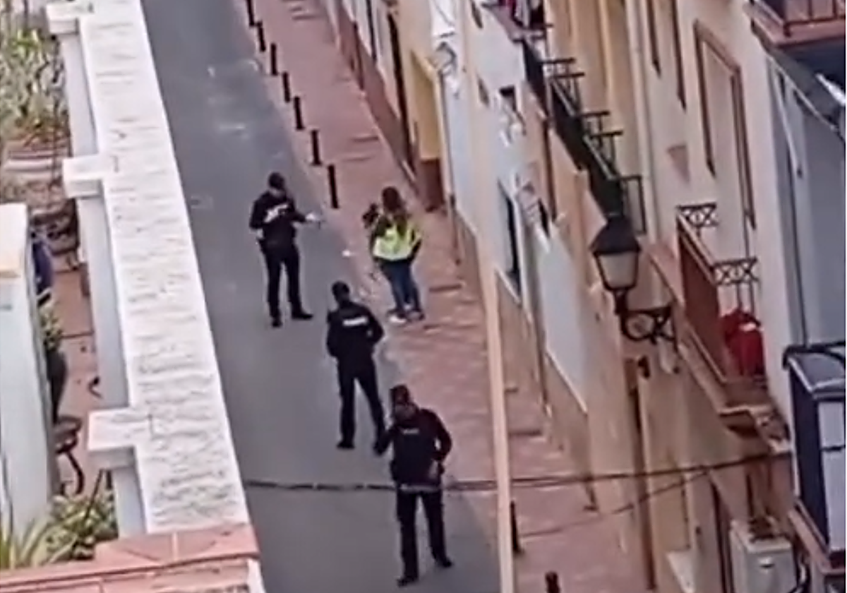 Tiroteo en Fuengirola: localizan impactos de bala en el cristal de un local