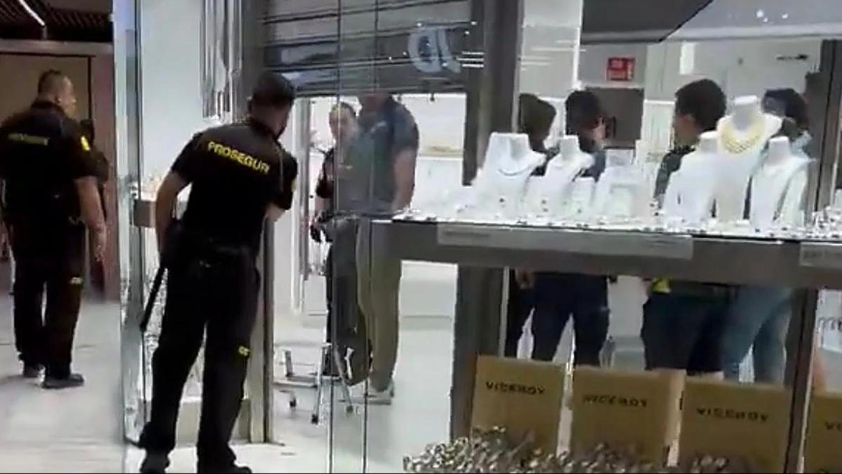 Tres encapuchados vestidos de militares atracan a tiros una joyería en La Vaguada