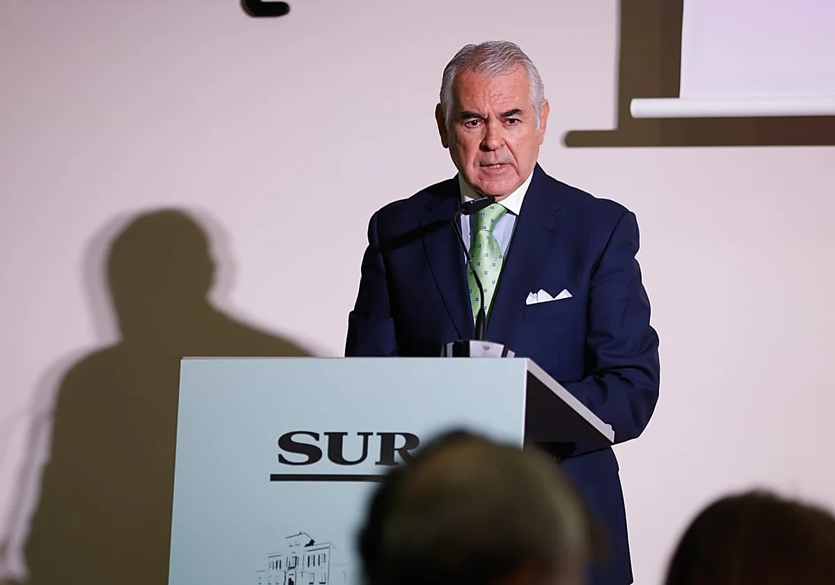 El presidente del Colegio de Médicos de Málaga pide «fidelizar a los residentes para que no se vayan»