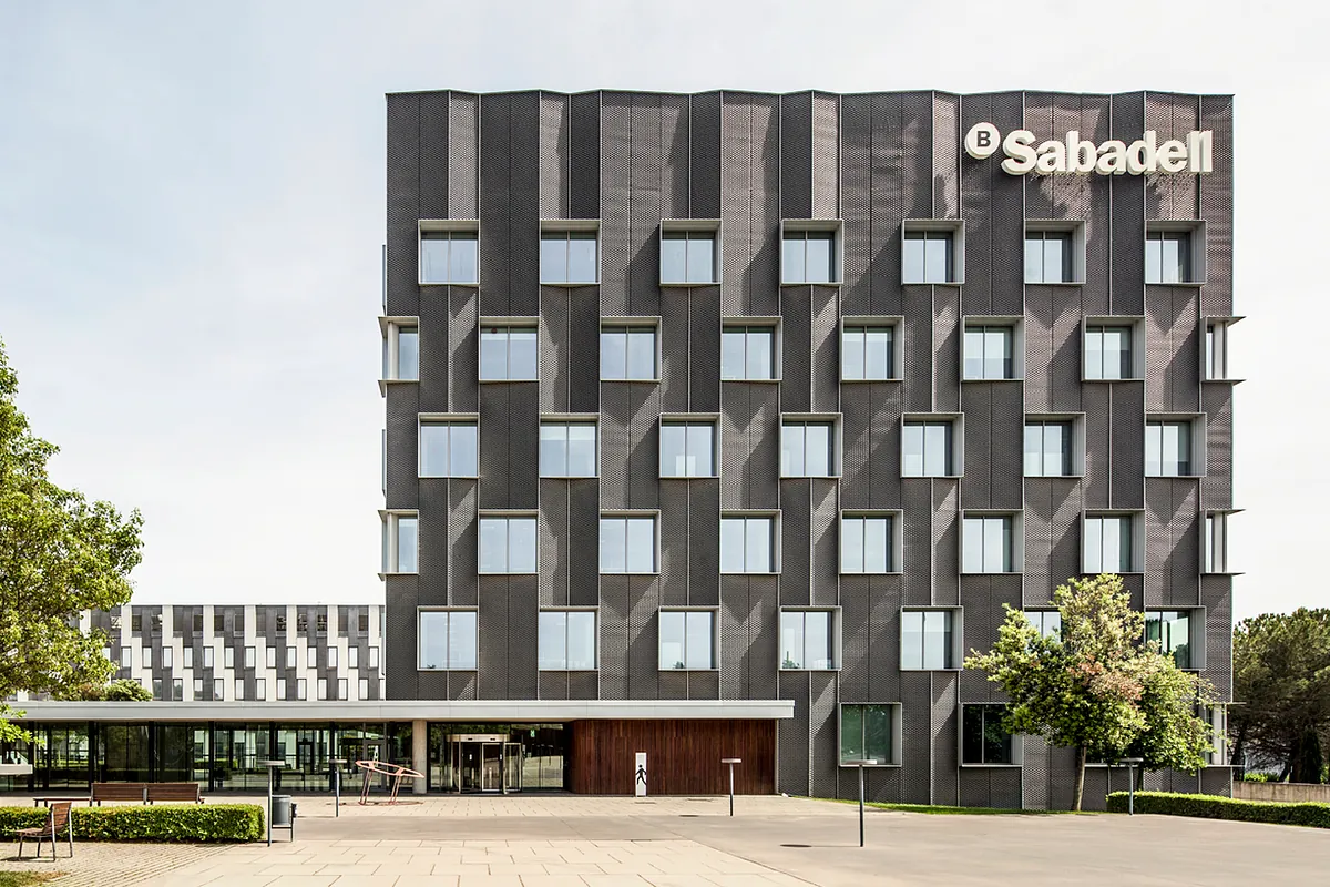 Los bajistas elevan la presión sobre Sabadell tras su macrodividendo