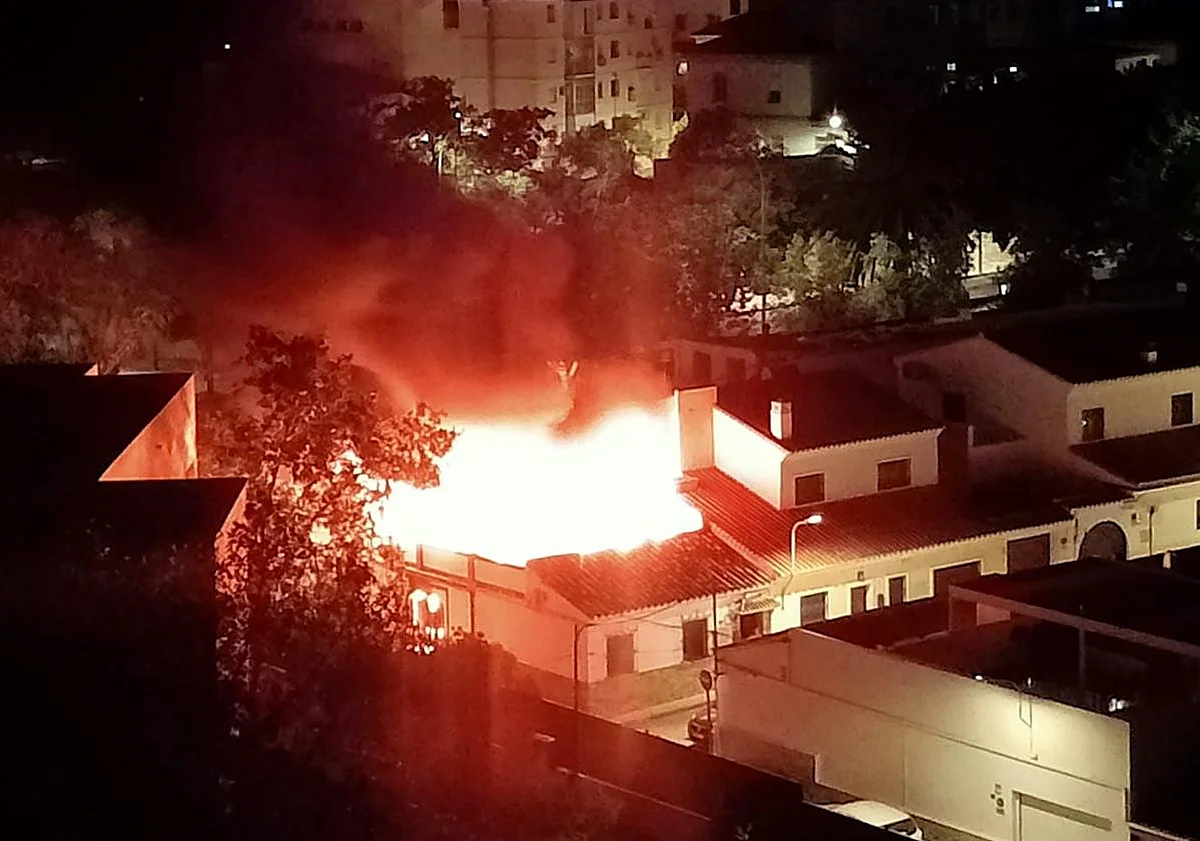 Susto de madrugada en Carranque: bomberos sofocan un incendio que devora la totalidad de una casa