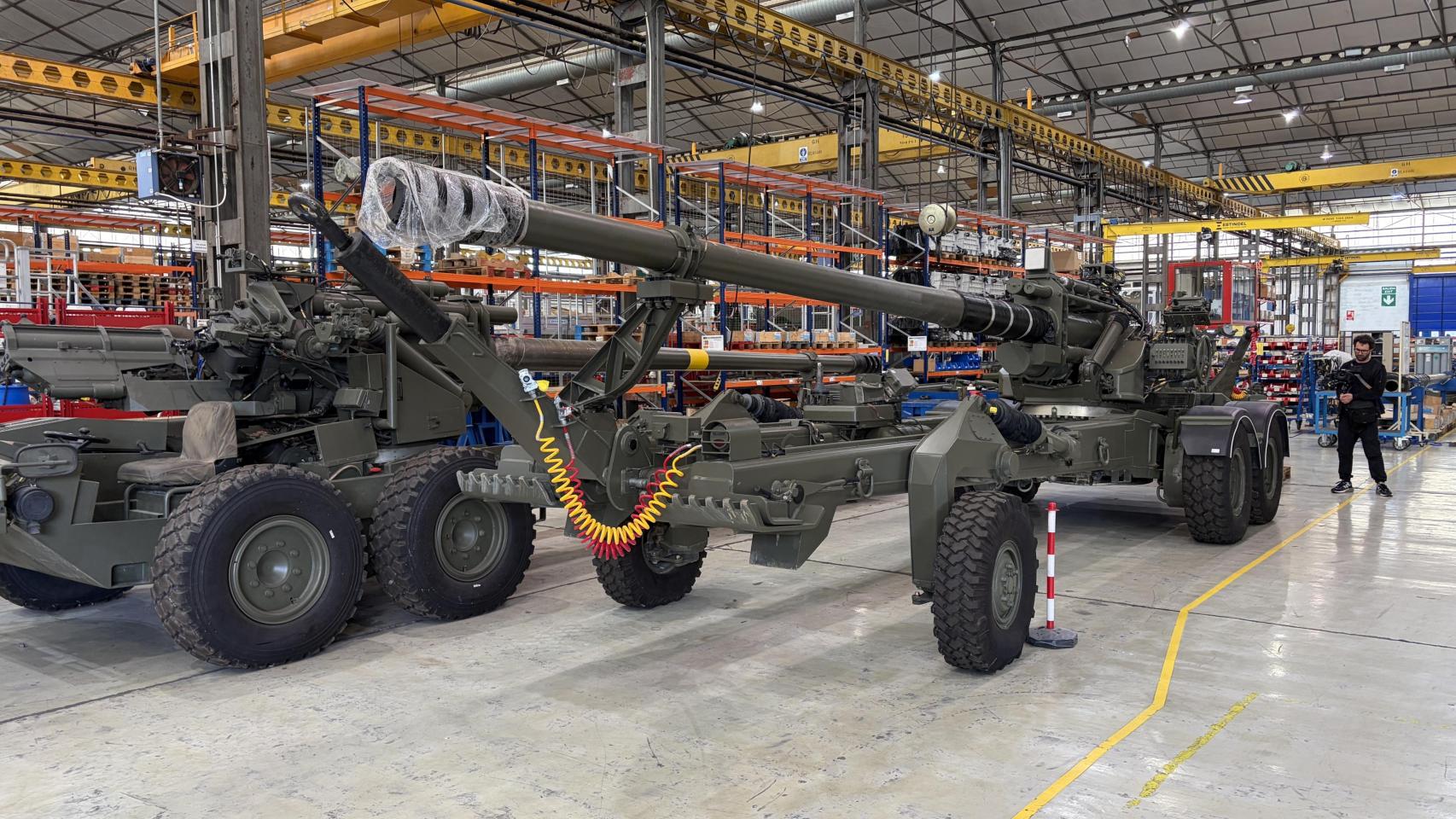 La industria de la defensa supera los 80.000 euros de salario medio mientras las empresas sufren falta de talento