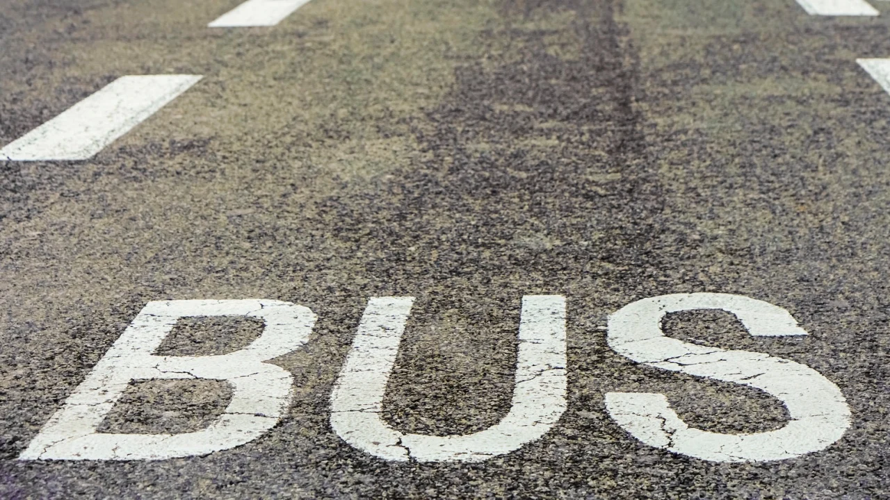 3 meses, 63.000 multas y hasta 16.000.000 de euros: el chollo del carril bus en Sevilla