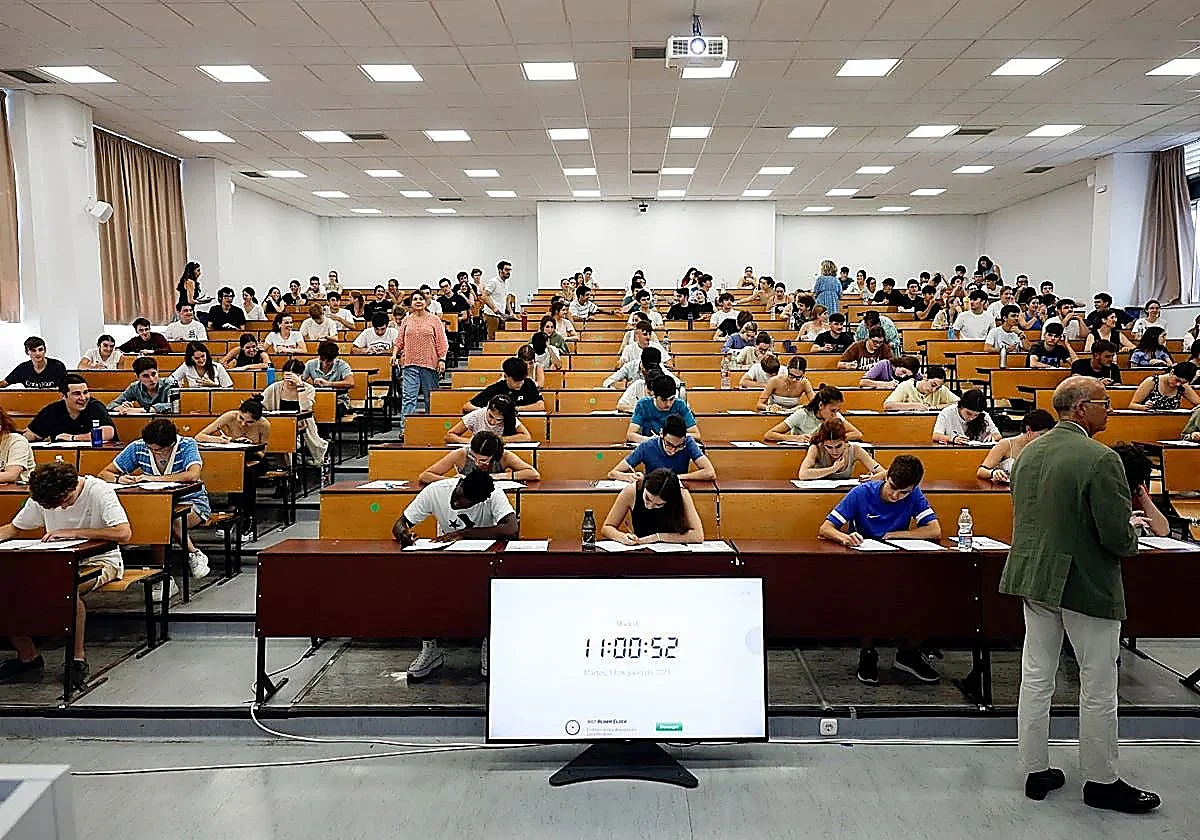 Los alumnos se juegan su nota final con el examen de matemáticas en el segundo día de la PAU