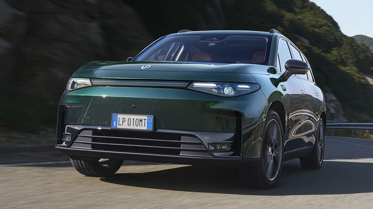 Es como el BYD Seal U pero mucho más barato y, con la misma autonomía y potencia, ahora tiene 3.000 € de descuento