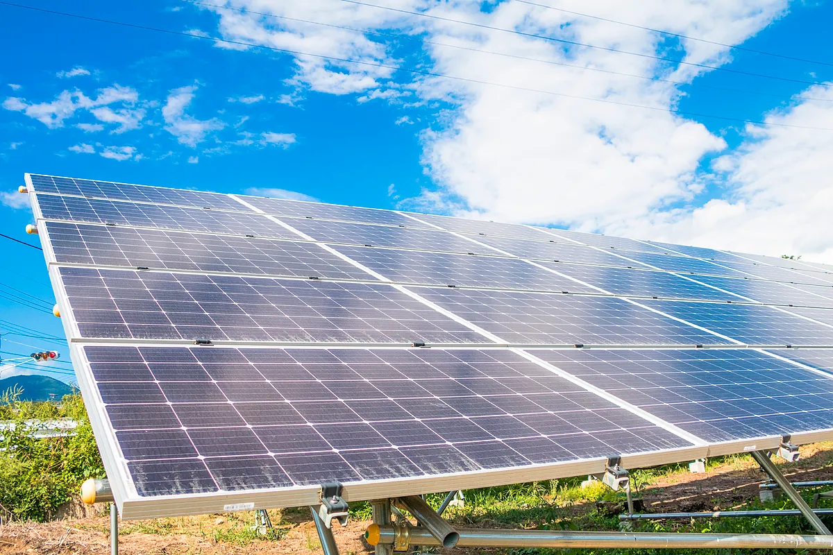 La fotovoltaica bate un récord histórico un año después del apagón