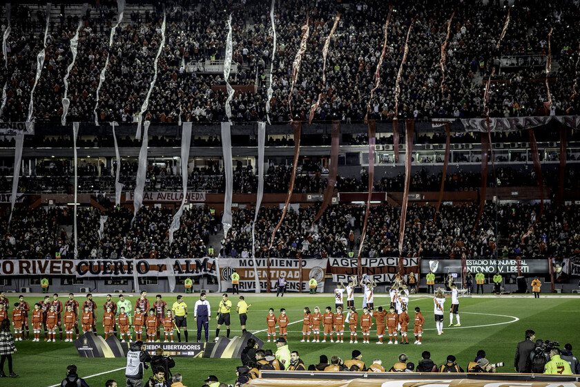 Argentina quiere librarse de los padres que no pagan las pensiones de sus hijos. Así que los ha echado de los estadios de fútbol