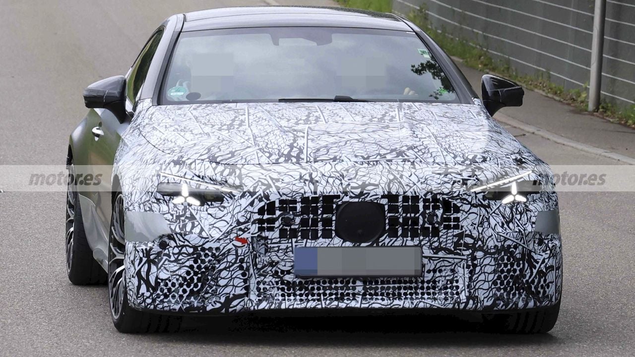 Los nuevos Mercedes-AMG CLE 53 y 63 ya ruedan con cambios importantes en su imagen y nuevos motores