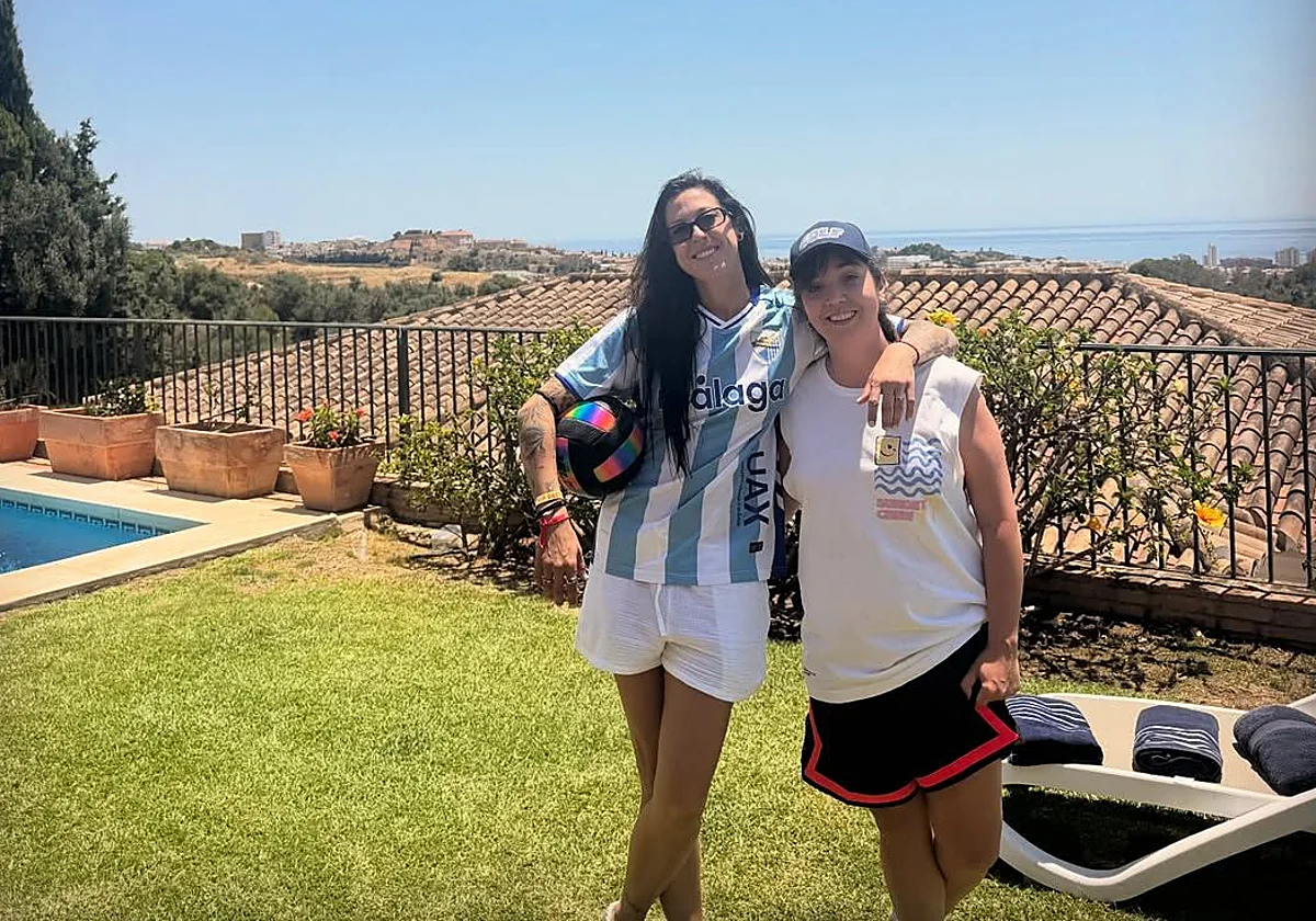 Jenni Hermoso se viste de blanquiazul antes de los 'play-off' del Málaga
