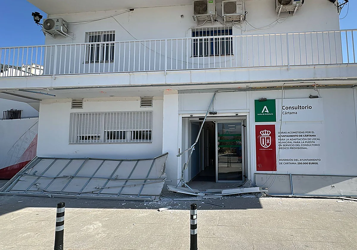 Se desprende el techo exterior del consultorio provisional de Cártama Pueblo