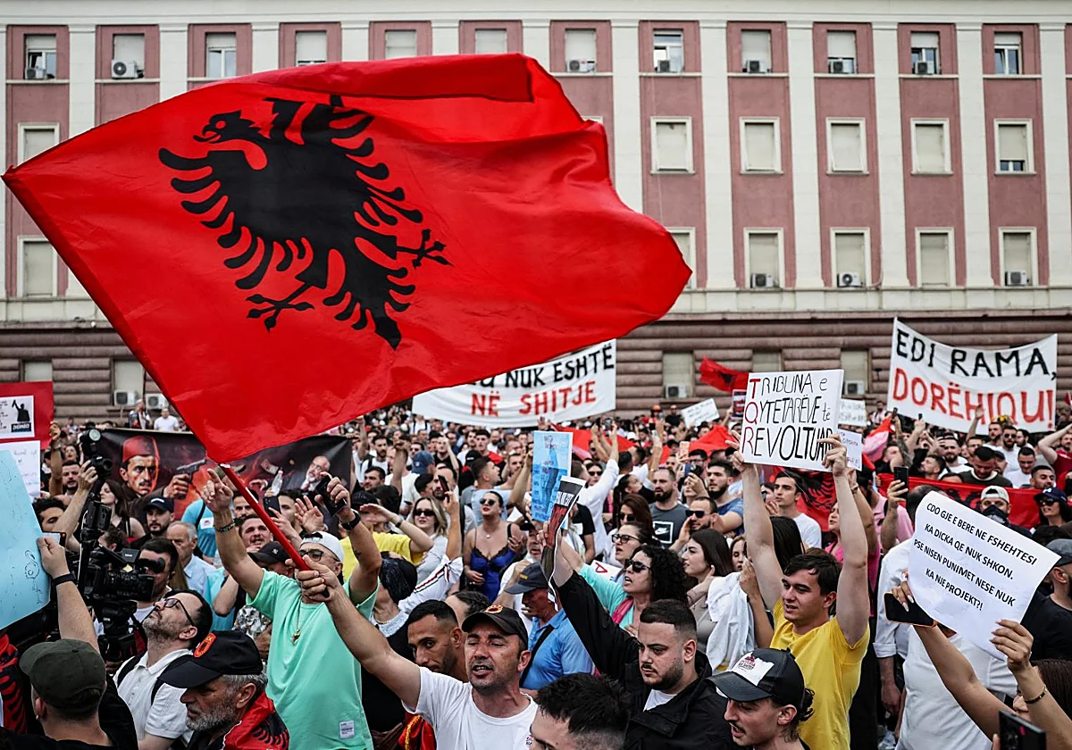 Miles de personas protestan contra un complejo de lujo vinculado al yerno de Trump en Albania