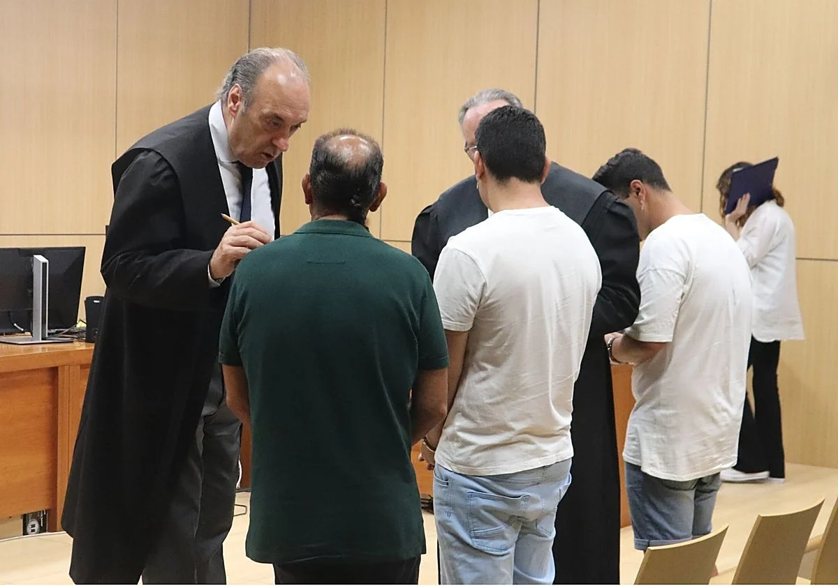 Condenan a un padre y sus dos hijos por asestar 25 puñaladas a un familiar tras discutir en un bar de Valencia