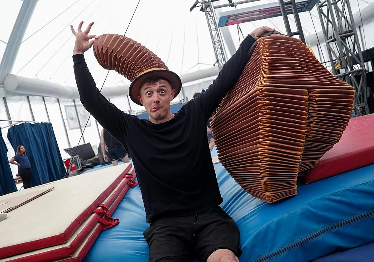 Why a silent Cirque du Soleil actor prefers finger puppets over backflips