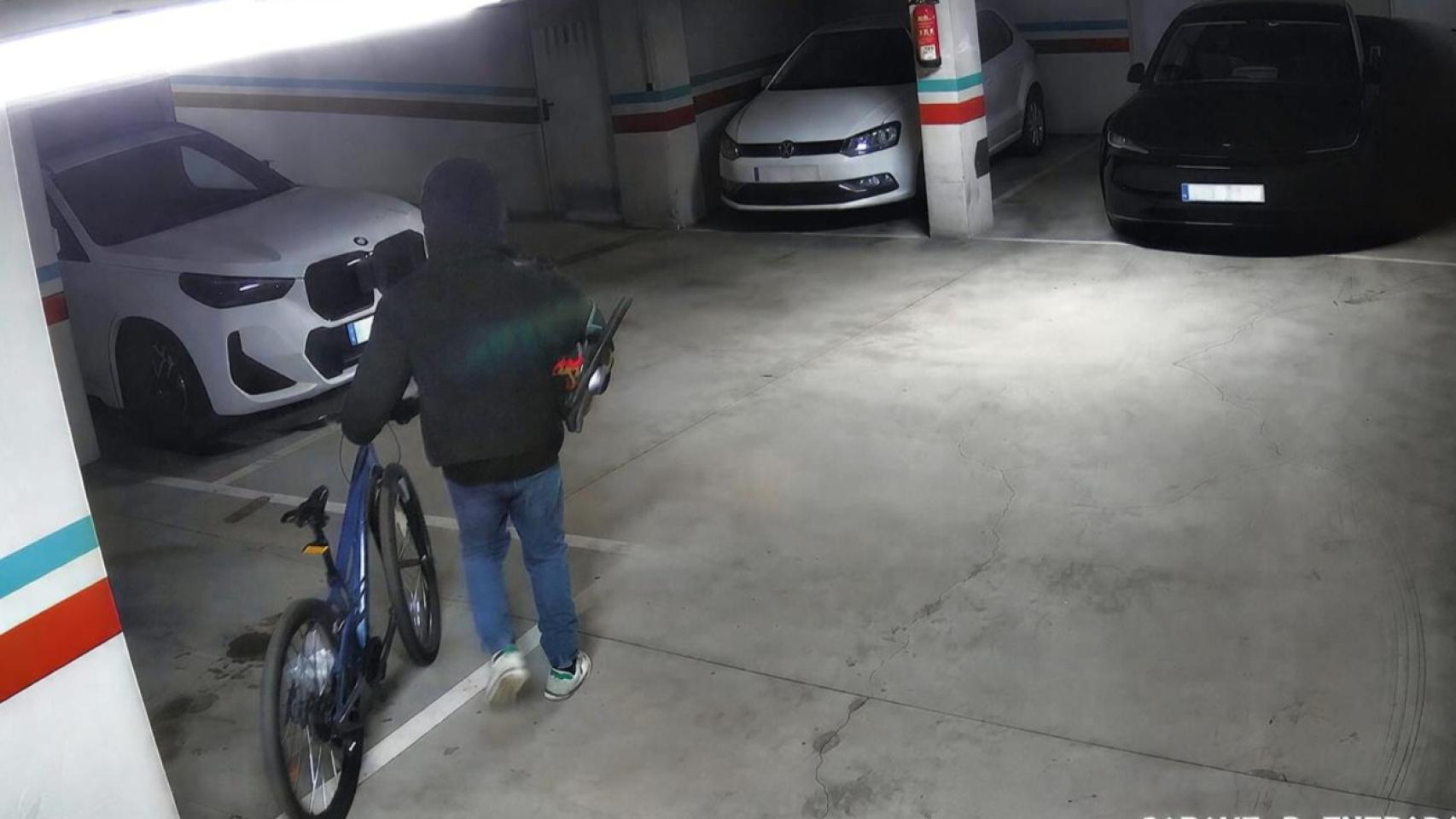 Dos detenidos en Ames (A Coruña) por robos y delitos contra el patrimonio de más de 7.000 euros