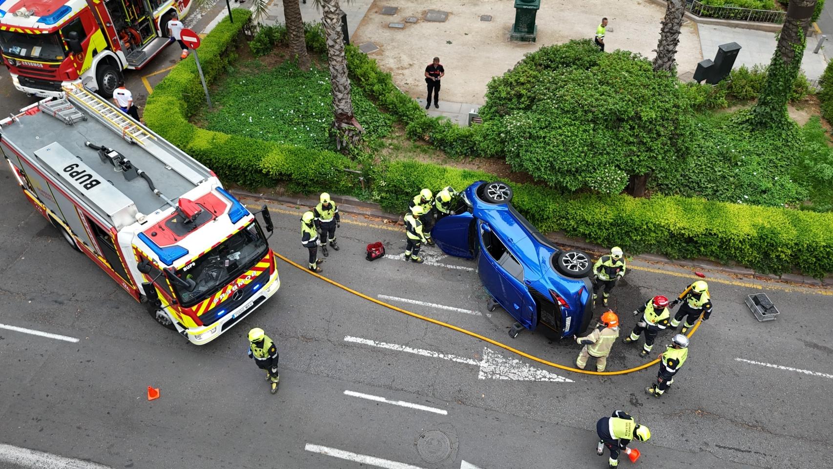 Rescatan a una conductora tras volcar su coche en una avenida de Valencia y quedar atrapada en el interior