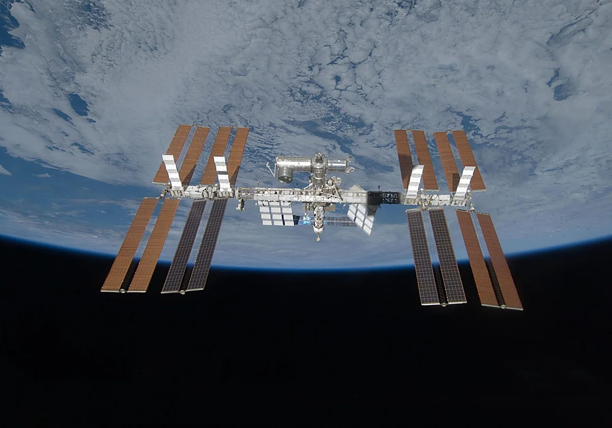 Una posible fuga de aire obliga a los astronautas de la estación espacial a refugiarse en su nave durante dos horas