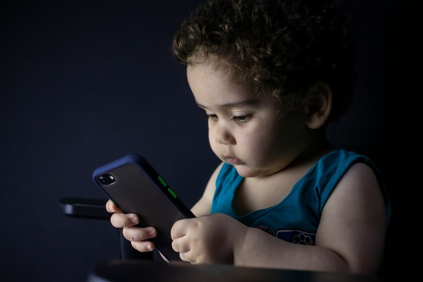El mayor culpable de la adicción infantil a las pantallas no es el algoritmo de TikTok: son los propios padres