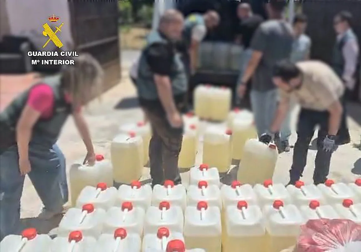 Golpe al 'petaqueo' en Alhaurín el Grande: desmantelan una 'guardería' con más de 4.500 litros de combustible
