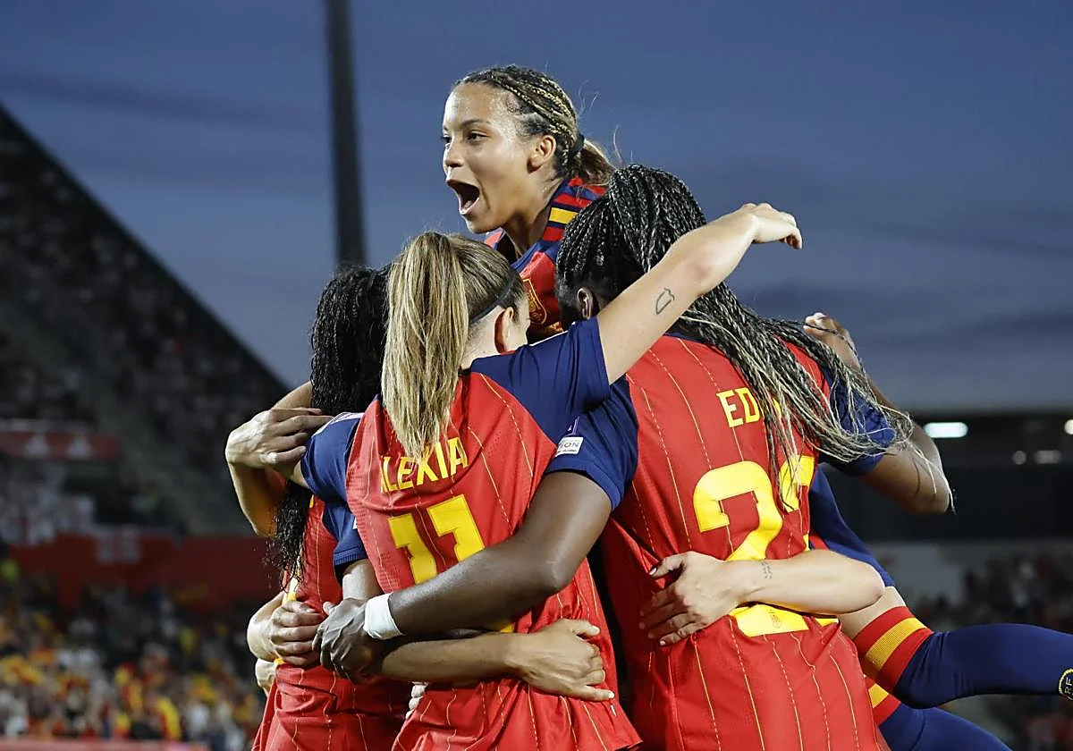 España golea a Inglaterra y pone pie y medio en el Mundial 2027