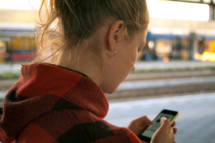 Millones de adolescentes han convertido a la IA en su psicólogo de cabecera. Es un reto sin precedentes para la medicina