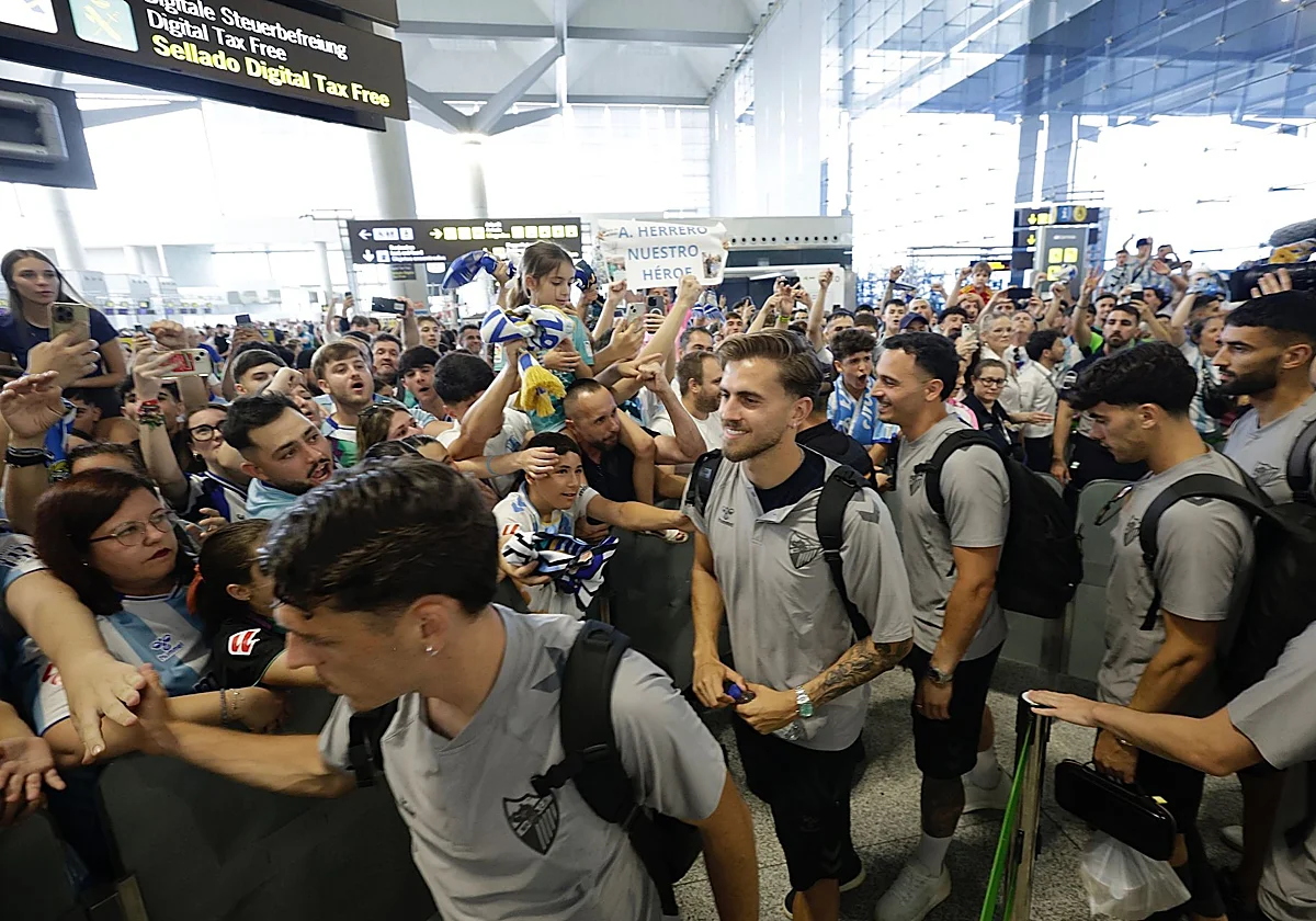 La afición del Málaga despide a lo grande al equipo antes del primer partido de los 'play-off'