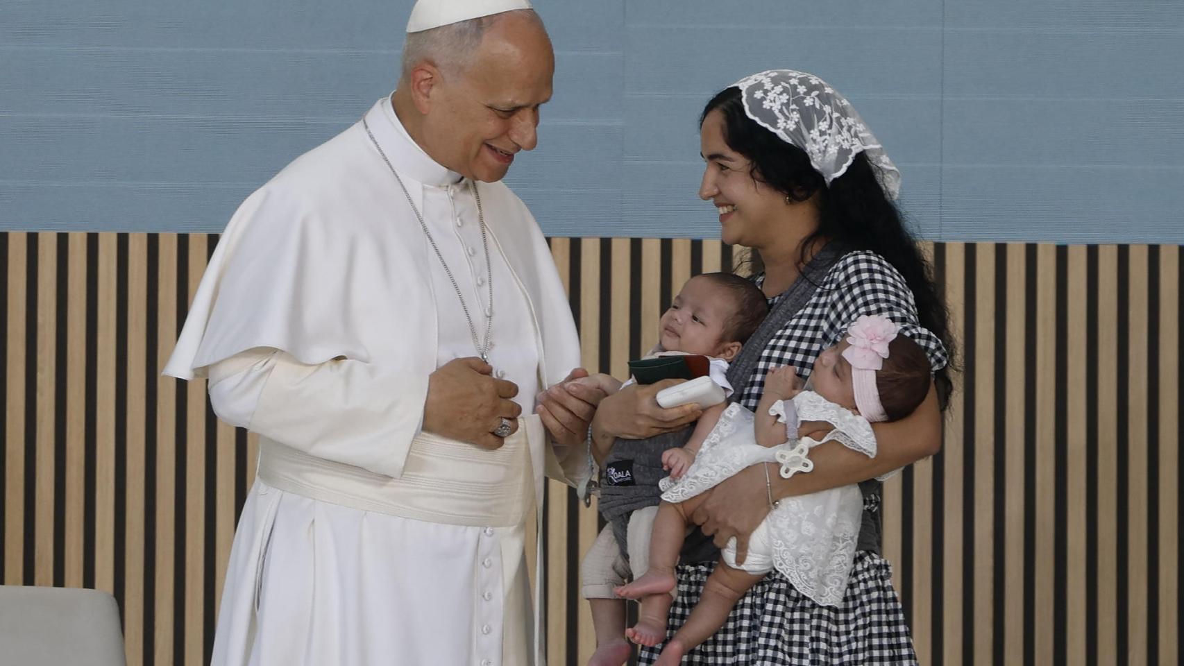 El "doloroso" discurso de dos inmigrantes ante el Papa: "Llegué sola de Cuba embarazada de gemelos"