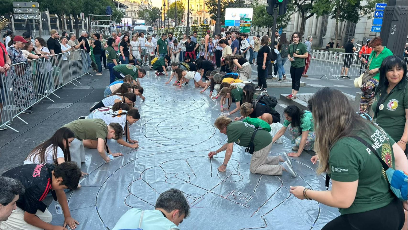 Noa, de 17, e Ilvira, de 90 años: las gallegas que crean una alfombra de 30.000 claveles que pisará el Papa en el Corpus