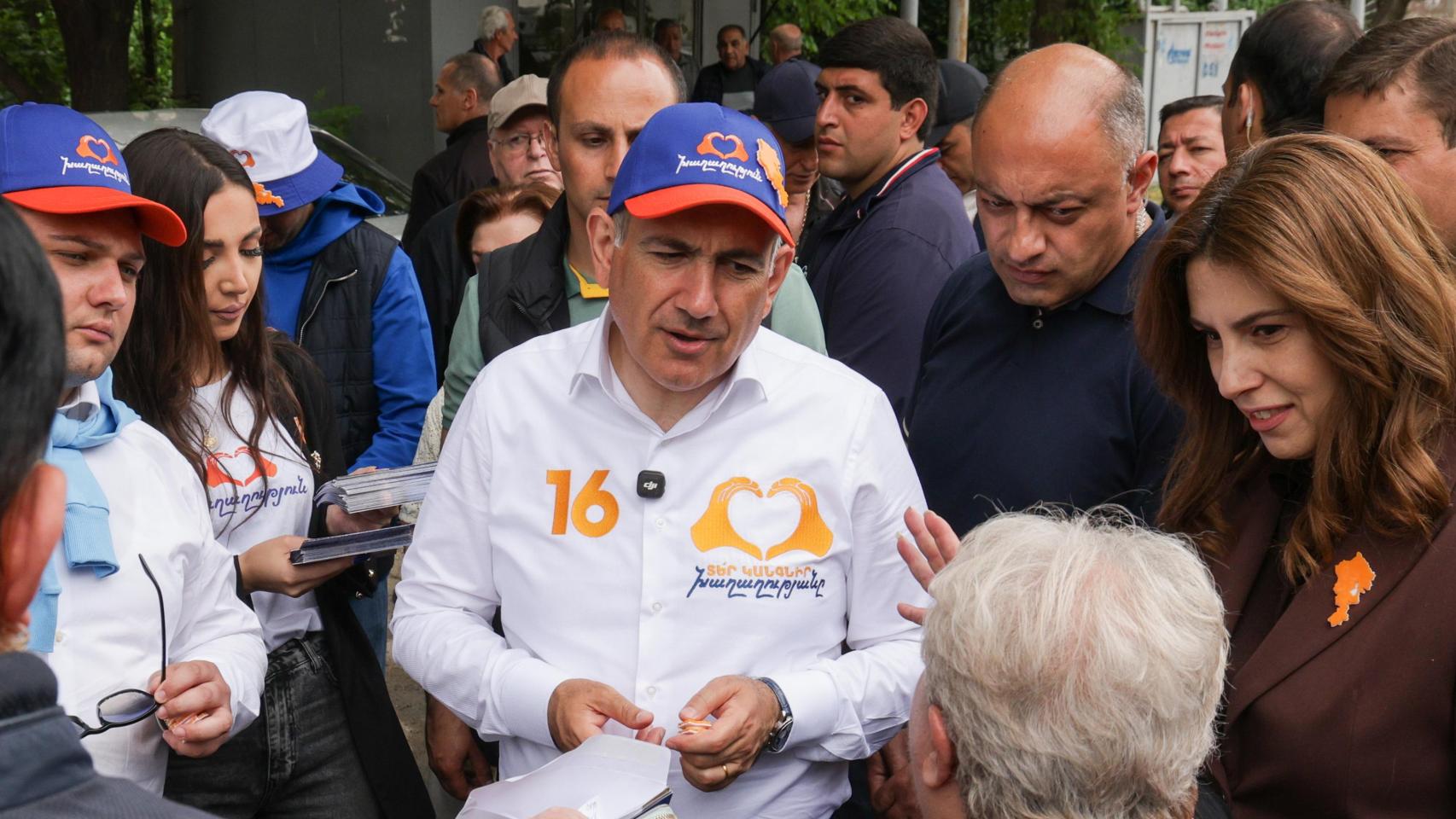 Nikol Pashinián, el atípico líder de Armenia llamado a resistir en las urnas el pulso de Putin con la mano tendida de la UE