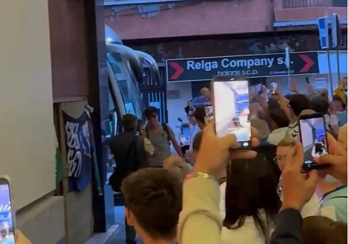 Así fue la llegada del Málaga a su hotel en Las Palmas de Gran Canaria