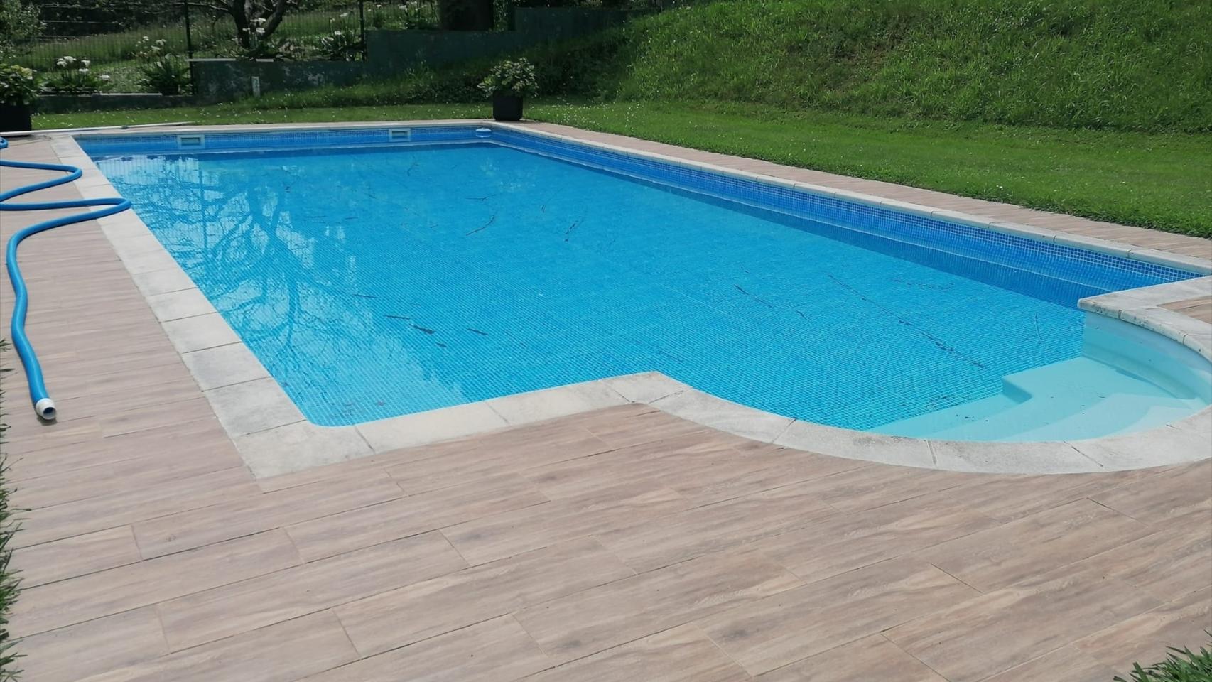 Muere un menor de 17 años al sufrir una descarga eléctrica tras salir de una piscina en Gelves