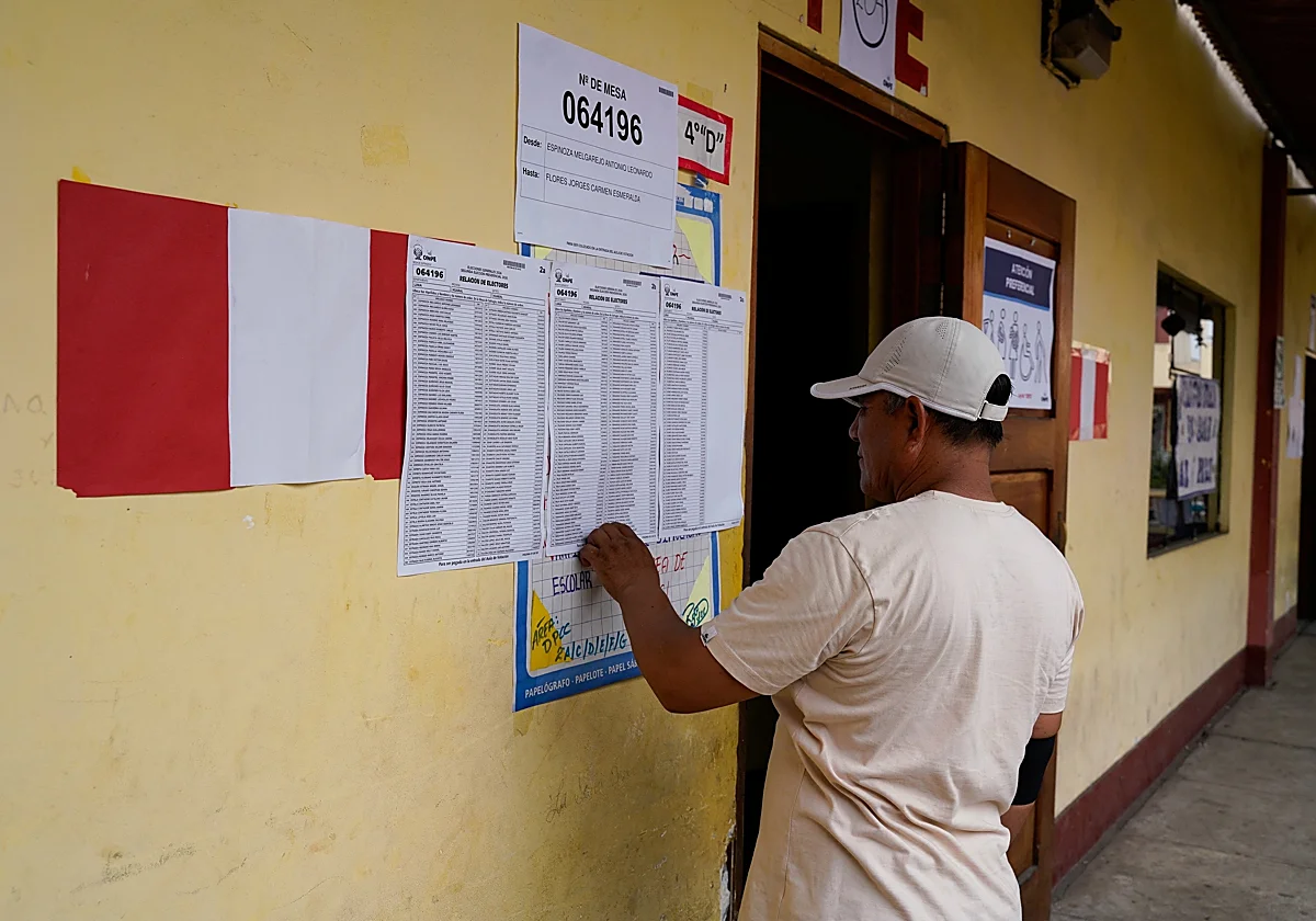 Perú vota sin papeletas en algunas mesas y en medio del caos político