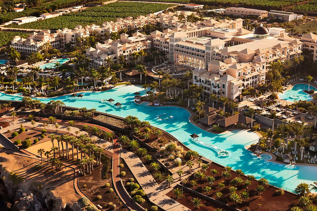 Las hoteleras enfilan un verano récord en España por el 'efecto refugio'