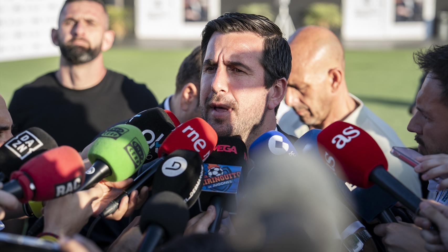 Enrique Riquelme felicita a Florentino Pérez por su victoria: "Tiendo la mano a seguir el debate"