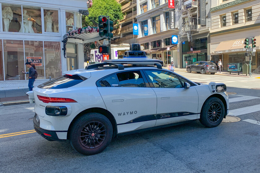 Qué hacer cuando un robotaxi ya no da más de sí: el ambicioso plan de Waymo para convertir sus baterías en gigantescos 'powerbanks' solares