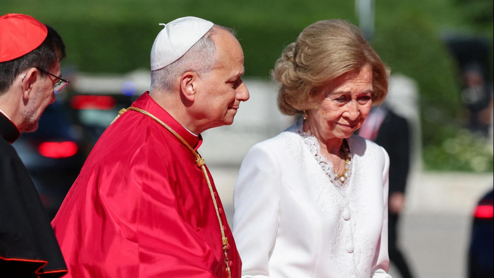 La reina Sofía hace uso del privilegio de blanco en la Almudena para homenajear a la Virgen junto a León XIV