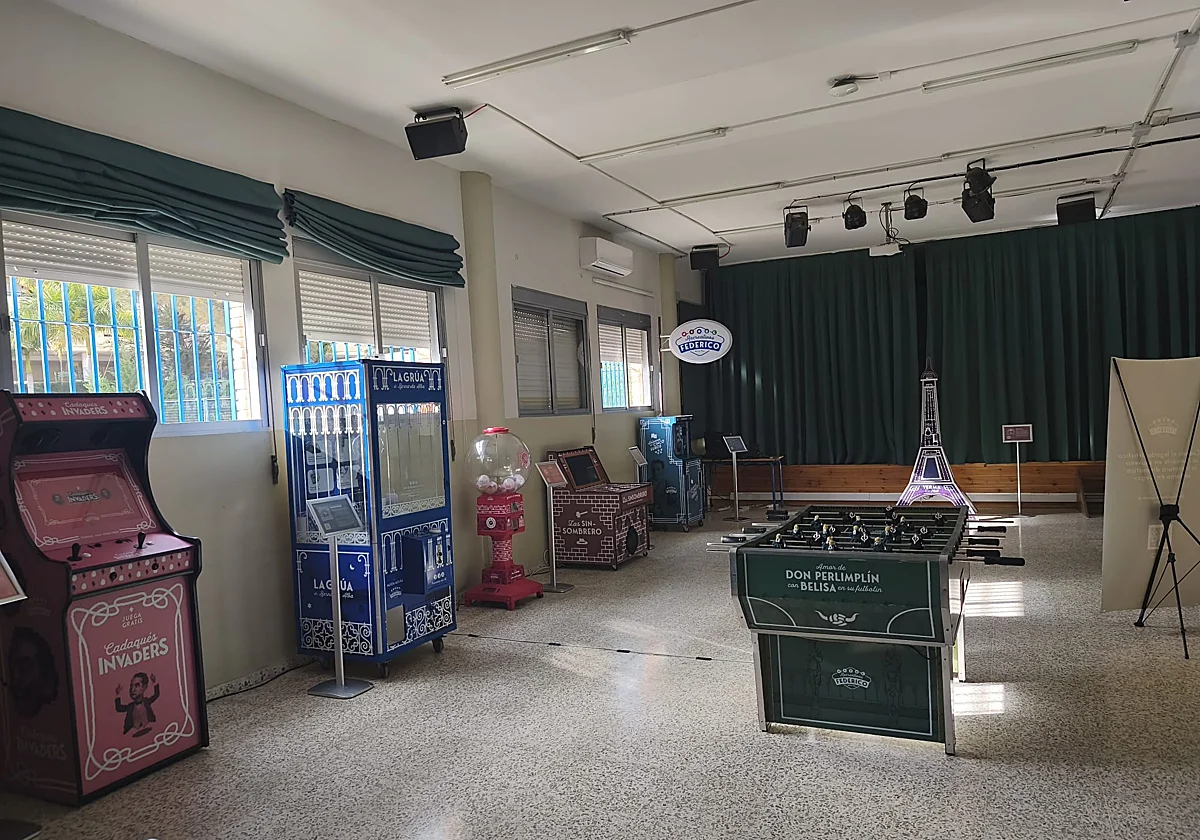 Arte, igualdad y educación se unen en Torre del Mar con una máquina de 'vending' cultural