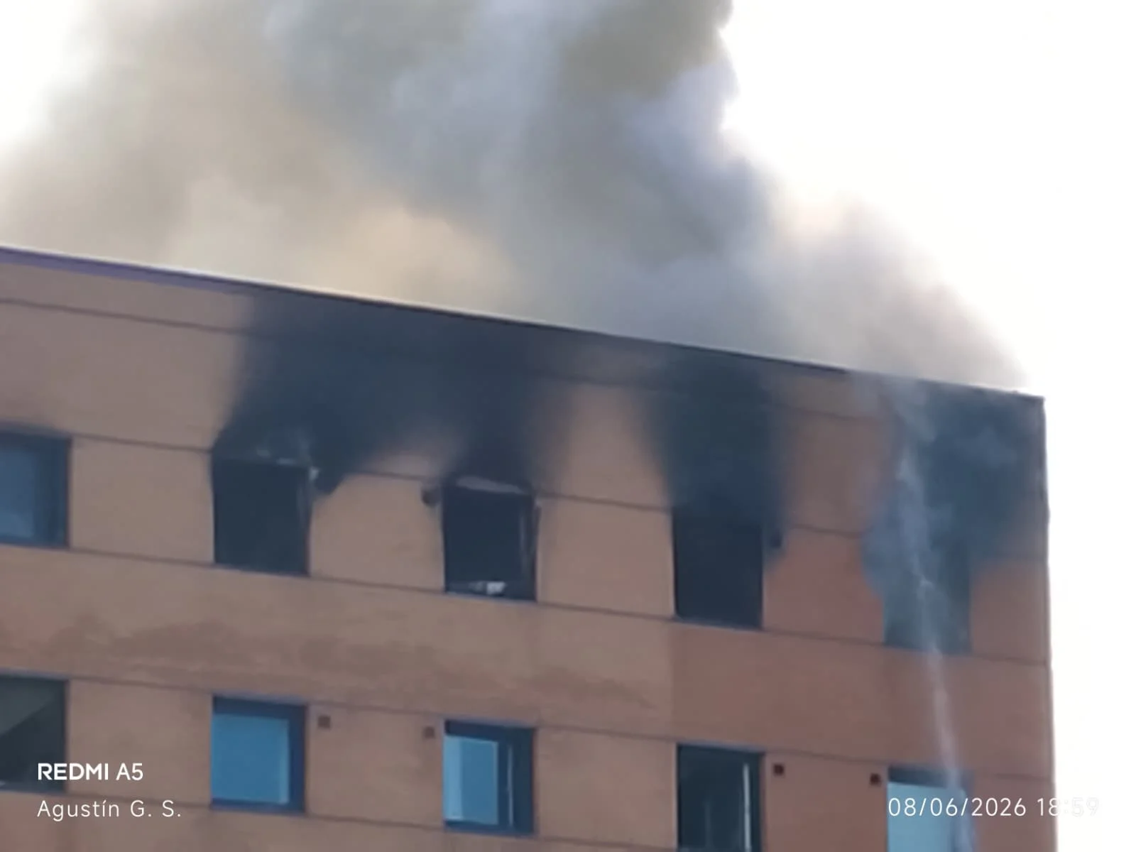 Vuelven las intensas llamas al hotel Ibis de Málaga dos semanas después del inicio del incendio