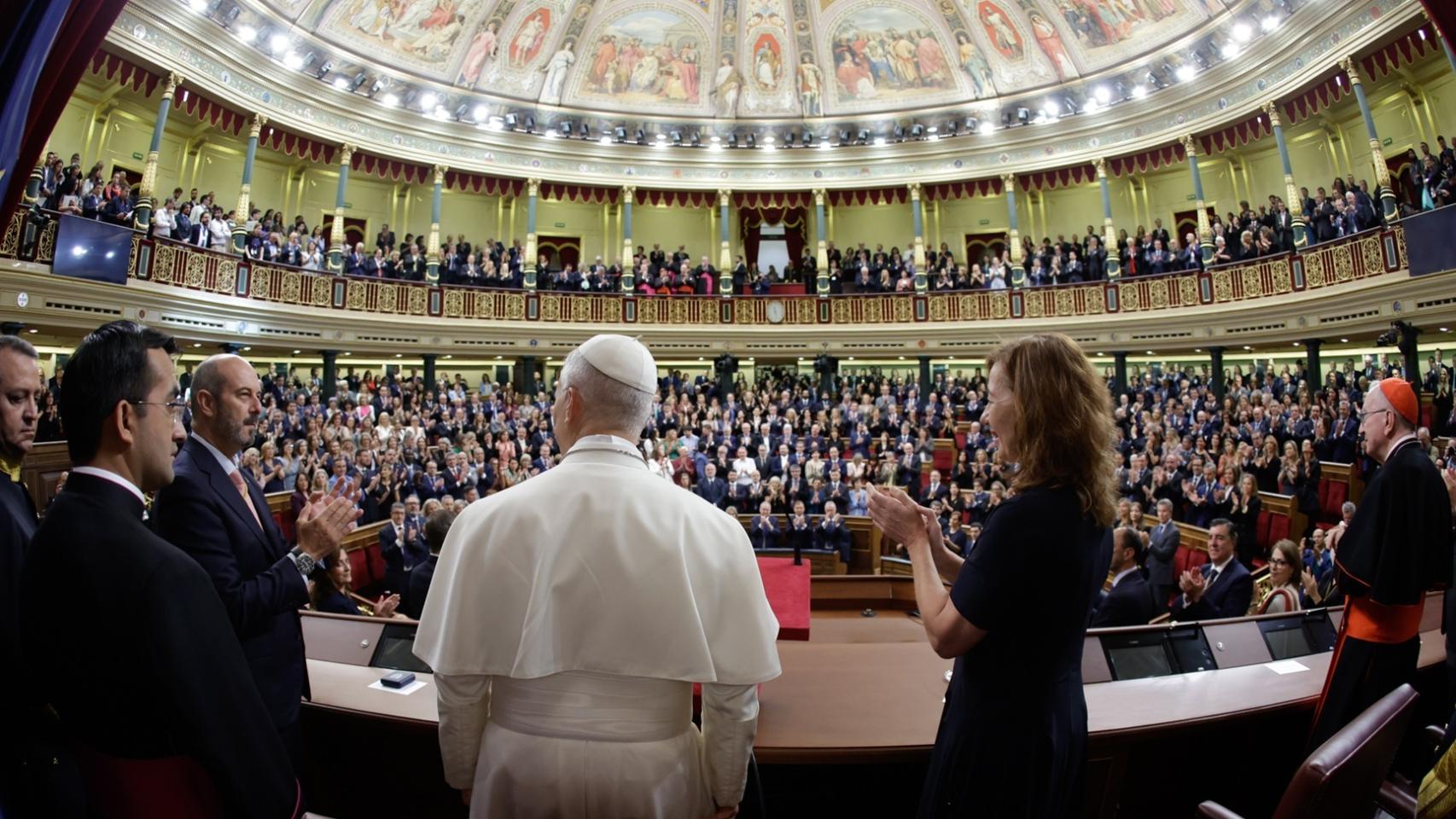Los mismos que han aplaudido al Papa pretenden legislar en breve contra su doctrina sobre inmigración, aborto y eutanasia