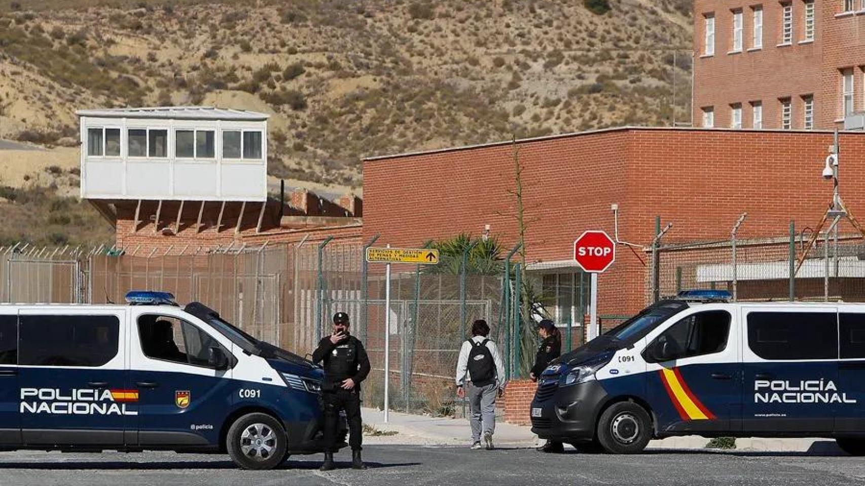 La pelea entre un preso español y uno magrebí que desató un motín en Fontcalent: 15 reclusos ponen en jaque a toda la prisión