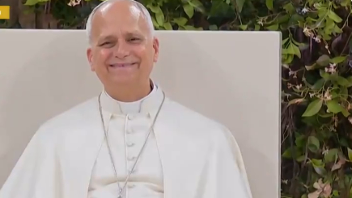 Se viraliza el momento en que el Papa escucha a Manolo Lama y Paco González cantar los goles de la Iglesia en el Bernabéu: así reacciona