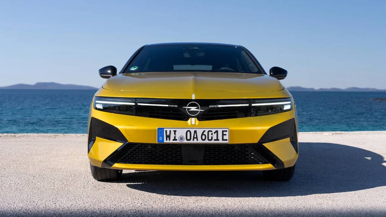 El Opel Astra lleva décadas siendo un compacto de éxito, pero su futuro empieza a oler demasiado a SUV