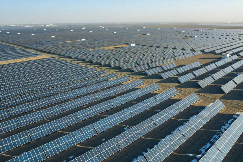 China fabricó en un año más paneles solares de los que el planeta puede absorber. Ahora el mercado se está devorando a sí mismo