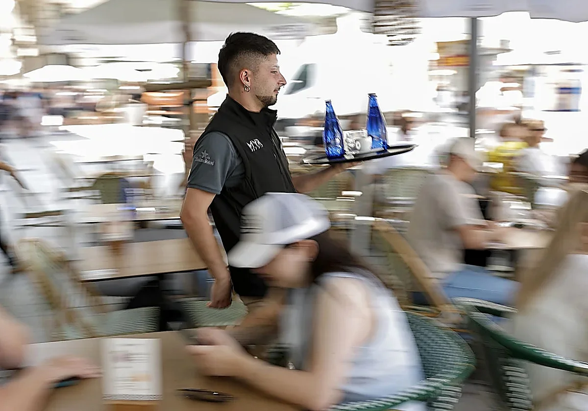 More than half of Spain's youth enter job market with permanent contracts