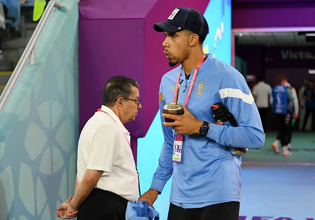 Lío en Uruguay: Araujo se lesiona, viaja a España a tratarse y su hermano estalla contra Bielsa