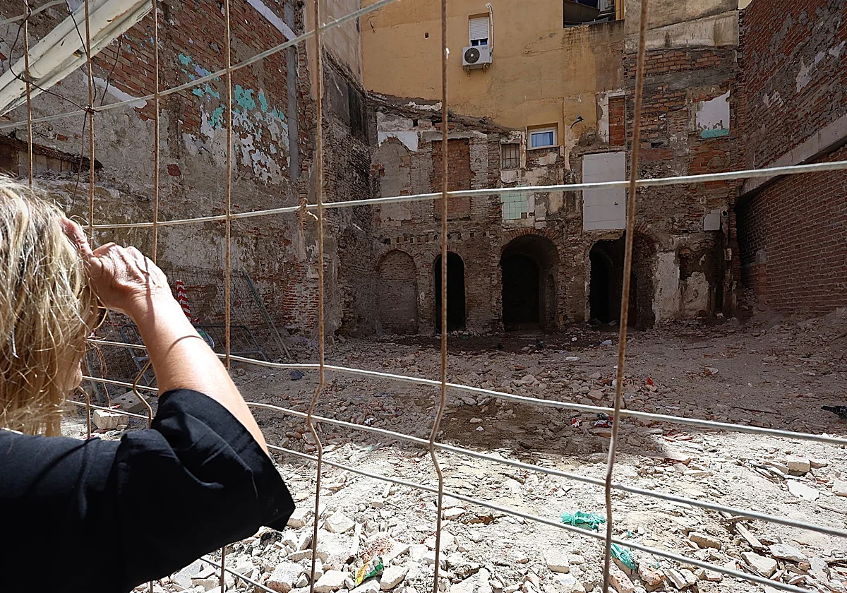 Aparece una llamativa estructura de ladrillo tras derribar una casa antigua en Capuchinos