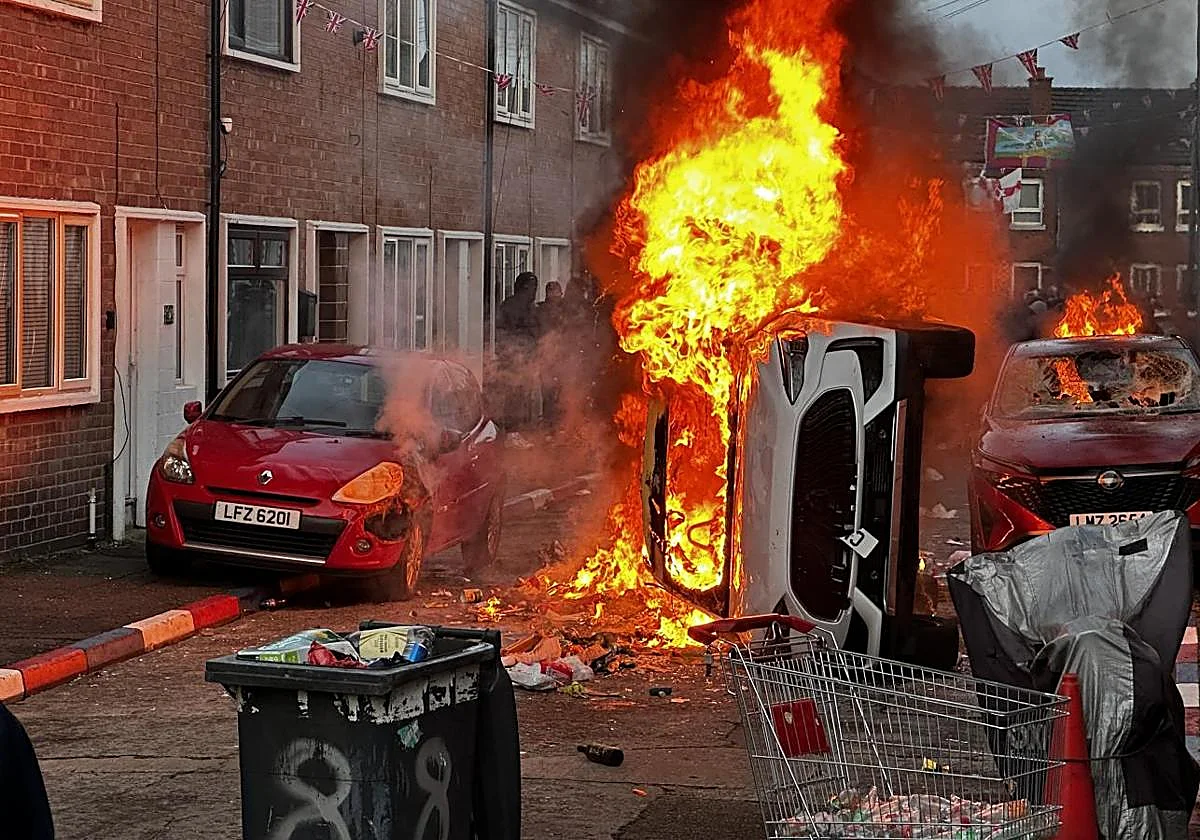 Graves disturbios en Belfast tras apuñalar un sudanés a un hombre en plena calle