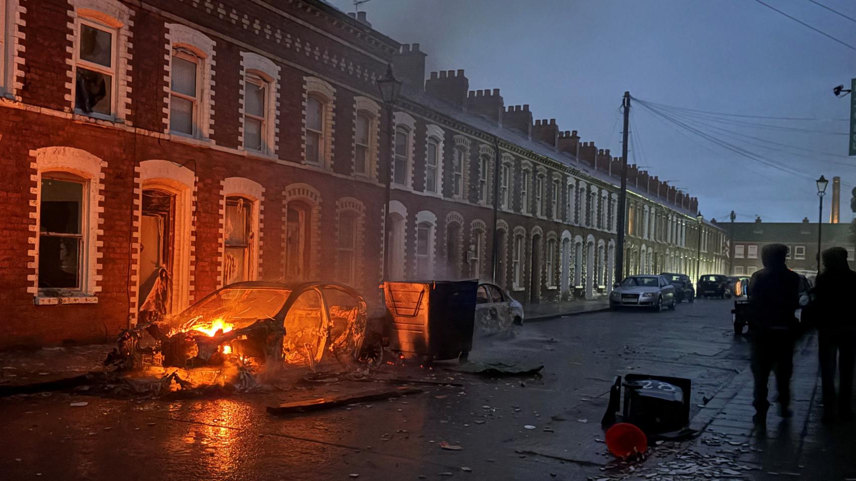 Oleada de violencia en Belfast contra los inmigrantes: casas y coches en llamas tras el ataque con cuchillo de un refugiado